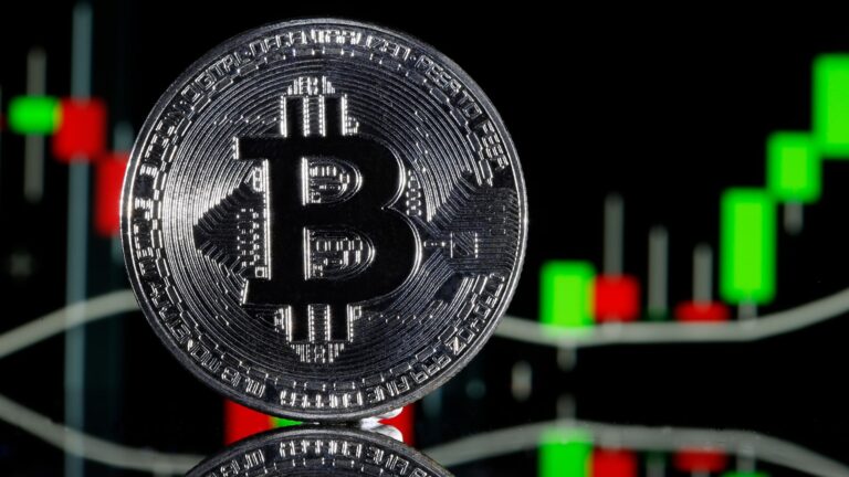 Czy spadki Bitcoina przed halvingiem dobiegły końca? Eksperci dzielą się potencjalnymi celami